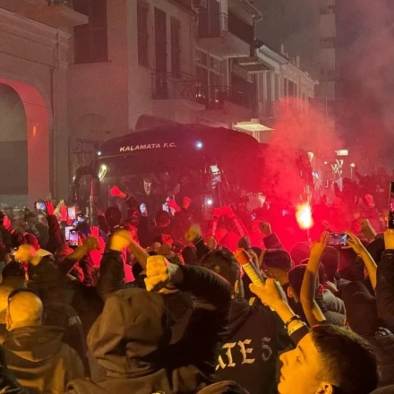 Η νύχτα έγινε μέρα στην Καλαμάτα: «Κάηκε» η πόλη για την ιστορική άνοδο στη Super League (vid)