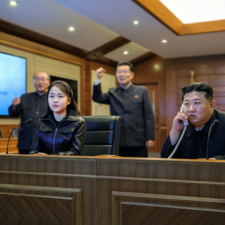 Η 13χρονη κόρη του Κιμ Γιονγκ Ουν επέβλεψε με τον πατέρα της εκτόξευση πυραύλων