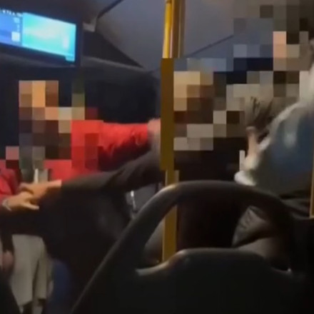 Θεσσαλονίκη: Βίντεο δείχνει άγρια επίθεση επιβάτη σε γυναίκα μέσα σε λεωφορείο ΚΤΕΛ
