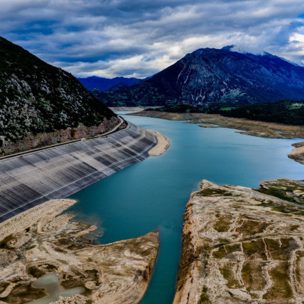 Ανέβηκε σημαντικά η στάθμη των νερών στον Μόρνο μετά τις βροχές του τελευταίου τρίμηνου
