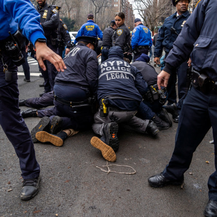 Πέταξαν εκρηκτικό μηχανισμό έξω από την κατοικία του Ζοχράν Μαμντάνι σε διαμαρτυρία κατά του Ισλάμ