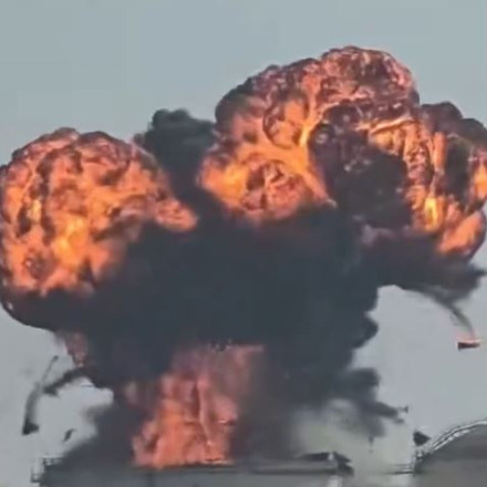 Η στιγμή που drone-καμικάζι τινάζει στον αέρα δεξαμενές καυσίμων στο Ομάν