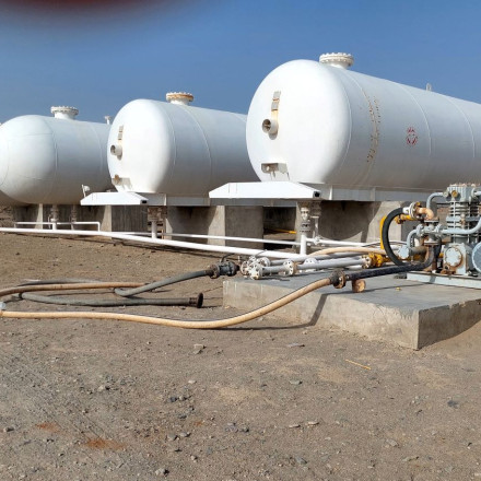 Σε μείωση της παραγωγής αργού πετρελαίου λόγω των ιρανικών επιθέσεων προχωράει το Κουβέιτ