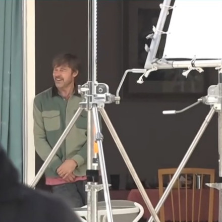 Μπραντ Πιτ: Στη Νέα Μάκρη ο star - Τα πρώτα πλάνα λίγο πριν γυρίσει τη σκηνή σε ιστορικό ξενοδοχείο