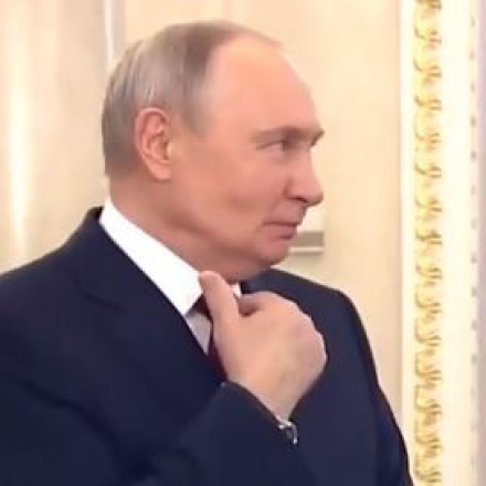 Το Κρεμλίνο διέγραψε βίντεο με τον Πούτιν να βήχει - «Με γρατζουνάει λίγο ο λαιμός μου»