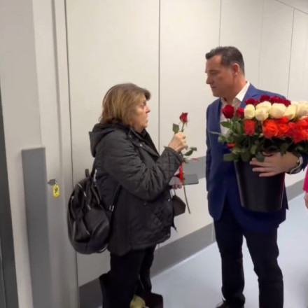 Στον «Ερυθρό Σταυρό» ο Γεωργιάδης - Μοίρασε τριαντάφυλλα για την Παγκόσμια Ημέρα της Γυναίκας