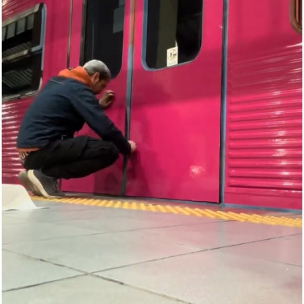 Δείτε σε βίντεο πώς βάφτηκε φούξια το τρένο που έγινε viral