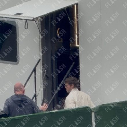 Αποκλειστικές εικόνες του FLASH: Ο Μπραντ Πιτ «καταλαμβάνει» το Δημαρχείο Αθηνών για τα γυρίσματα