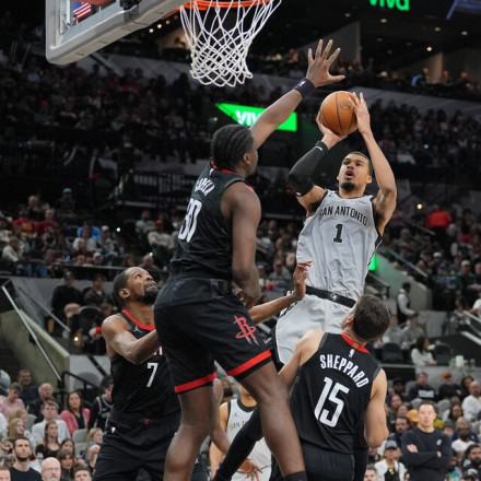 NBA: Νίκη για Σπερς με πρωταγωνιστή Γουεμπανιαμά - Ο Μπούκερ οδηγεί τους Σανς