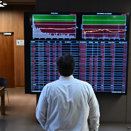 Aποκλιμάκωση των τιμών πετρελαίου μετά από δηλώσεις Τραμπ και τις προθέσεις G7 για τα αποθέματα