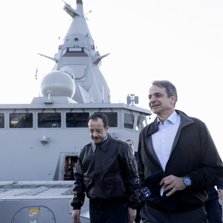 Πάφος - Σούδα: Ελληνογαλλικός άξονας ισχύος στη Μεσόγειο - Στον «Κίμωνα» Μητσοτάκης, Χριστοδουλίδης