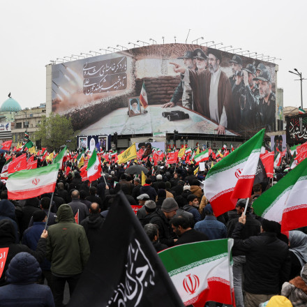 Τεχεράνη: Εκρήξεις στην καρδιά της πόλης ενώ οι δρόμοι γεμίζουν διαδηλωτές