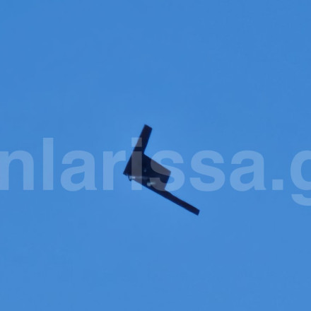 Μυστηριώδες αντικείμενο που μοιάζει με «αόρατο» μαχητικό εμφανίστηκε στον ουρανό της Λάρισας