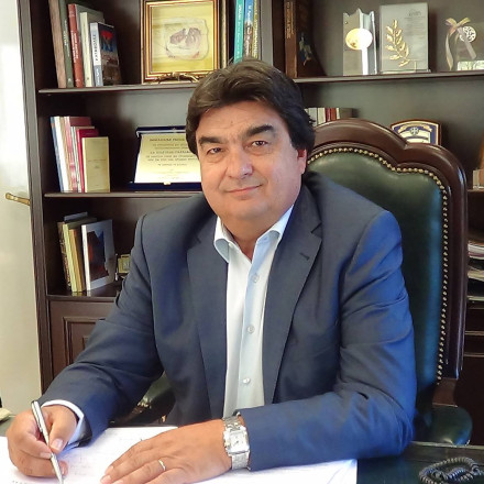 Ποιος είναι ο Βαγγέλης Γιαννακούρας που παίρνει τη θέση Κωνσταντινόπουλου στην ΚΟ του ΠΑΣΟΚ