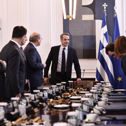 Παραμένουν τα «αγκάθια»: Στο υπουργικό του Απριλίου τα social media