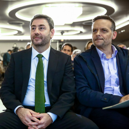 ΠΑΣΟΚ: Μικρές δημοσκοπικές «ανάσες» αλλά και μονότονο πινγκ - πονγκ Ανδρουλάκη με Δούκα