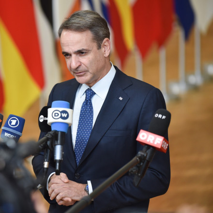 O Mητσοτάκης στις Βρυξέλλες: Αναζητείται ευρωπαϊκό «παράθυρο» για μείωση του ΕΦΚ στα καύσιμα