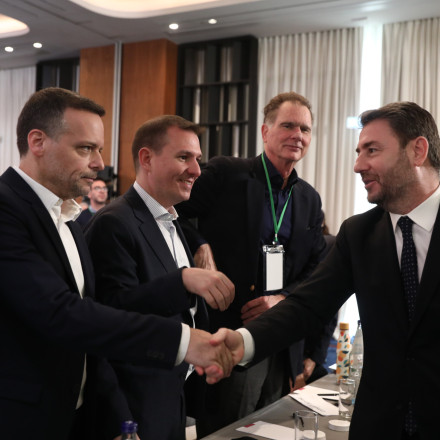 «Ιανός» το ΠΑΣΟΚ: Συσπείρωση αλλά και προειδοποιήσεις ενόψει συνεδρίου-Απαντά σε Ανδρουλάκη ο Δούκας