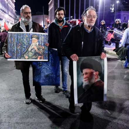 Ο Λαφαζάνης πήγε στην πορεία με το πορτρέτο του Χαμενεϊ