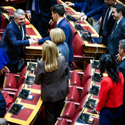 Κωνσταντινόπουλος: «Αντίο» με αιχμές σε Ανδρουλάκη - Βουλευτές του ΠΑΣΟΚ τον χειροκρότησαν όρθιοι