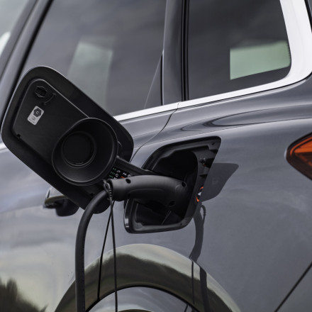 Φόρτιση ηλεκτρικού στην πόλη: Γιατί είναι πιο εύκολο από το να ψάχνεις βενζινάδικο