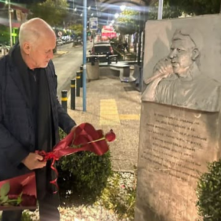 «Η δικαιοσύνη μίλησε, η απειλή του φασισμού παραμένει»: Ο Γιώργος Παπανδρέου στο μνημείο του Φύσσα