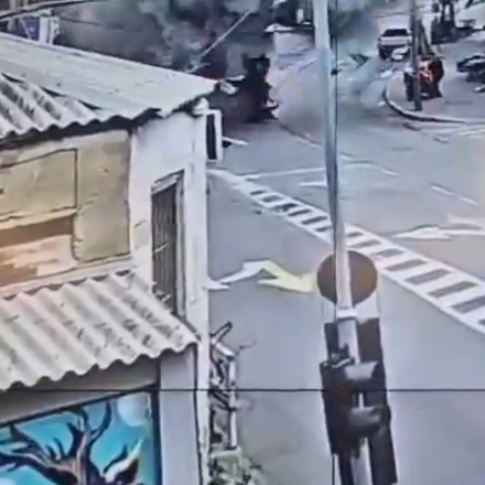 Βίντεο-σοκ: Η στιγμή που βλήμα από ιρανικό πύραυλο διασποράς χτυπά δρόμο στο Ισραήλ