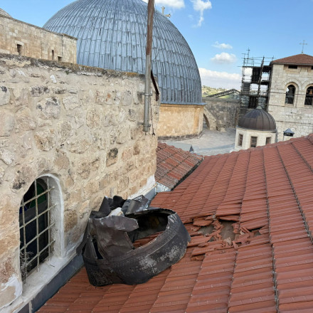 Ο Ισραηλινός ΥΠΕΞ μίλησε με τον Πατριάρχη Θεόφιλο για το θραύσμα που έπεσε δίπλα στον Πανάγιο Τάφο