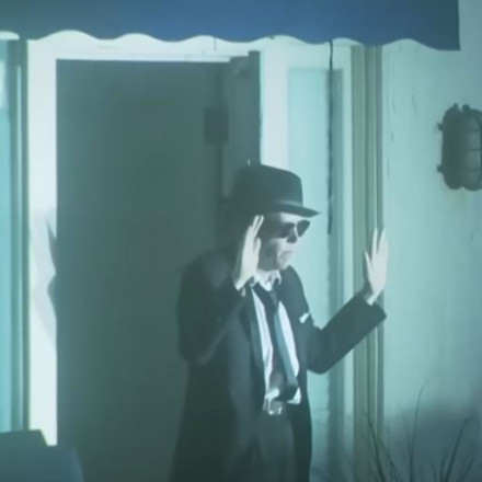 ΗΠΑ: Τρανς με εμφάνιση Blues Brothers ταμπουρώθηκε σε σπίτι 92χρονου εκατομμυριούχου που δολοφόνησε