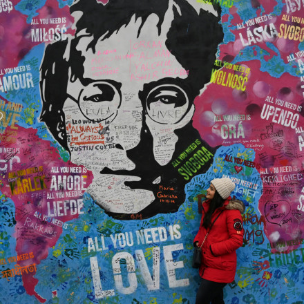 Σε τιμή ρεκόρ πουλήθηκε το πιάνο του Τζον Λένον στο οποίο έγραψε το «Lucy In The Sky With Diamonds»