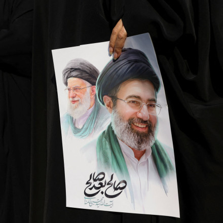 Ο Ιρανός πρέσβης στη Ρωσία διαψεύδει ότι ο Μοτζτάμπα Χεμενεΐ νοσηλεύεται στη Μόσχα