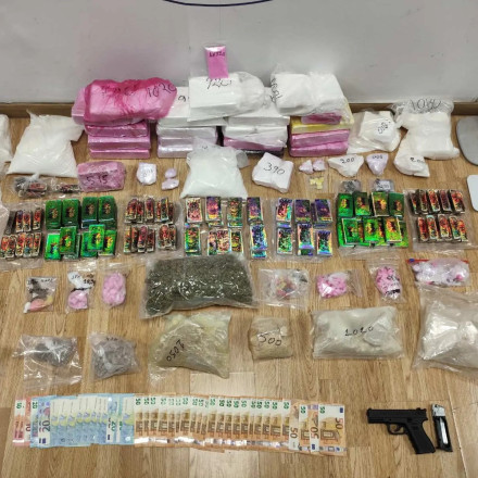 Χειροπέδες σε κύκλωμα που θα «έσπρωχνε» ναρκωτικά 1,8 εκατ. ευρώ - «Έφοδος» σε διαμέρισμα στο Πέραμα