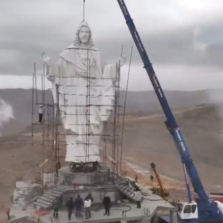 Από τη φρίκη στην ελπίδα: Επιβλητικό άγαλμα του Ιησού Χριστού «ανασταίνει» Λίβανο και Συρία