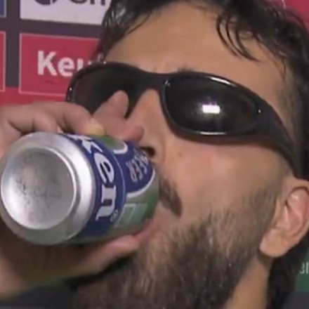 Ολλανδία: Ποδοσφαιριστής εμφανίστηκε σε δηλώσεις με γυαλί ηλίου, πούρο και μπύρα