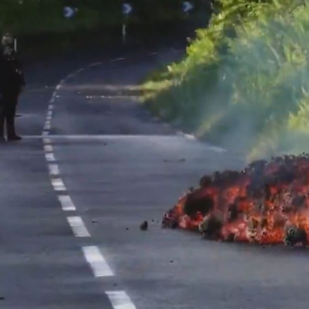 Ρεϊνιόν: Λάβα ηφαιστείου διασχίζει και κόβει στη μέση την εθνική οδό - «Είναι πραγματικά απίστευτο»