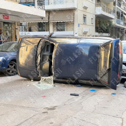 Τροχαίο στην Κυψέλη: ΙΧ πήγε ανάποδα σε δρόμο και αναποδογύρισε