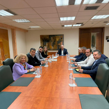 Ολοκληρώθηκε η συνάντηση βενζινοπωλών με Θεοδωρικάκο σε καλό κλίμα