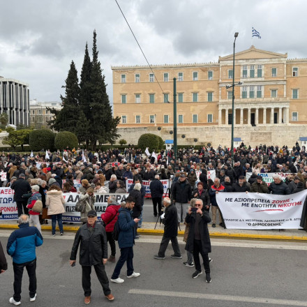 Συγκέντρωση διαμαρτυρίας συνταξιούχων στο Σύνταγμα: Τι διεκδικούν - Παρών και ο Κουτσούμπας