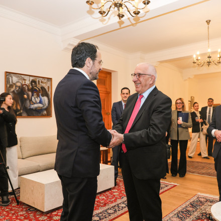 «Υψηλού συμβολισμού» επίσκεψη Κακλαμάνη: «Η Κύπρος δεν είναι και δεν θα μείνει ποτέ μόνη της»