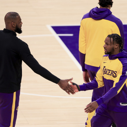 Ιστορική στιγμή στο NBA: Ο Λεμπρόν Τζέιμς έδωσε την πρώτη ασίστ πατέρα σε γιο