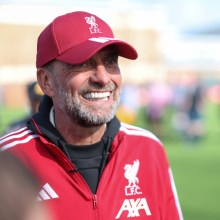 Επικός Κλοπ: Ανέβηκε στην εξέδρα του Άνφιλντ και ζήτησε σέλφι από τον συγκινημένο Τιάγκο