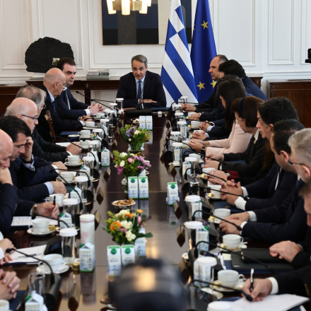 Μητσοτάκης στο υπουργικό Συμβούλιο: Στα 920 ευρώ ο κατώτατος μισθός