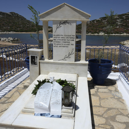 Σε βράχο 10 μέτρων ο ανδριάντας της «Κυράς της Ρω» που ύψωνε για 40 χρόνια την ελληνική σημαία