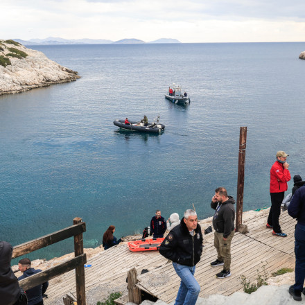 Αγωνία για τον δύτη που εγκλωβίστηκε σε πηγάδι στα Λιμανάκια Βουλιαγμένης - Συνεχίζονται οι έρευνες