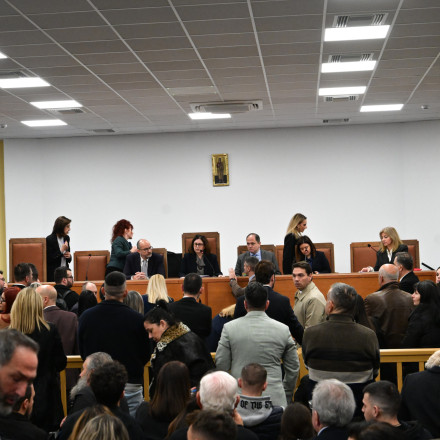 Δίκη Τεμπών: «Κόκκινη κάρτα» από τους δικηγόρους για την ακαταλληλότητα της αίθουσας