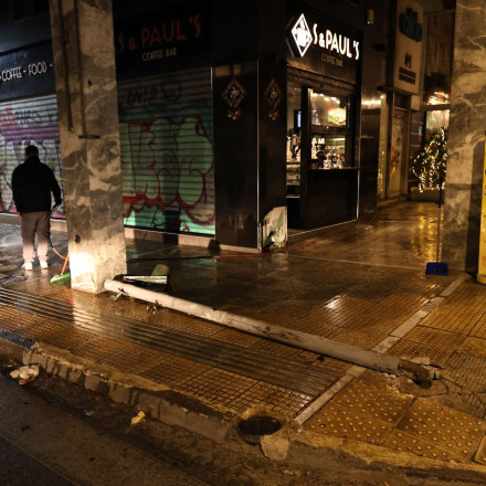 Τροχαίο στα Εξάρχεια: Αυτοκίνητο «καρφώθηκε» στην πρόσοψη καφετέριας