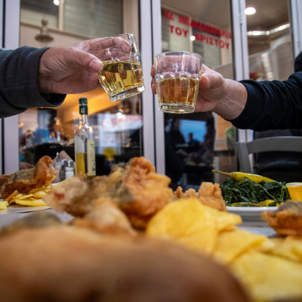 25η Μαρτίου: «Εξαφανίστηκε» ο μπακαλιάρος σκορδαλιά – Ασφυκτικά γεμάτα τα τσιπουράδικα