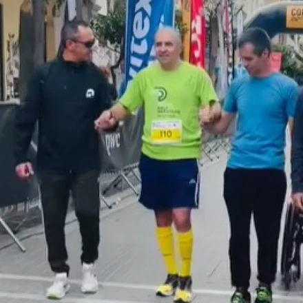 Ημιμαραθώνιος Πάτρας: Αθλητής ΑμεΑ άφησε το καροτσάκι και συνέχισε περπατώντας μέχρι το τέλος