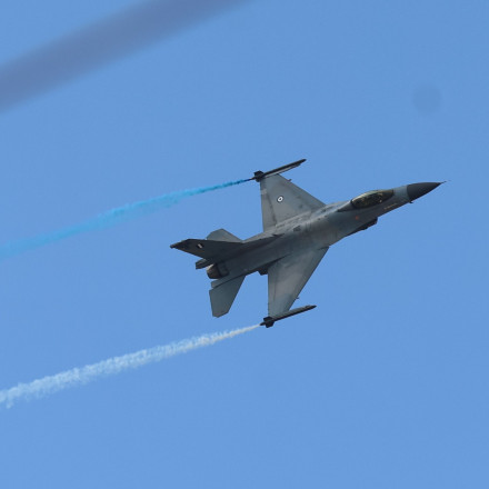 25η Μαρτίου: Εντυπωσιακή διέλευση του F-16 «ΖΕΥΣ» - Άφησε χρώματα της ελληνικής σημαίας στον ουρανό