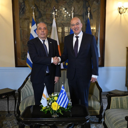 Τον υπουργό Εθνικής Άμυνας της Κύπρου υποδέχθηκε ο Δένδιας - Τι είπαν για Μέση Ανατολή, «Κένταυρο»